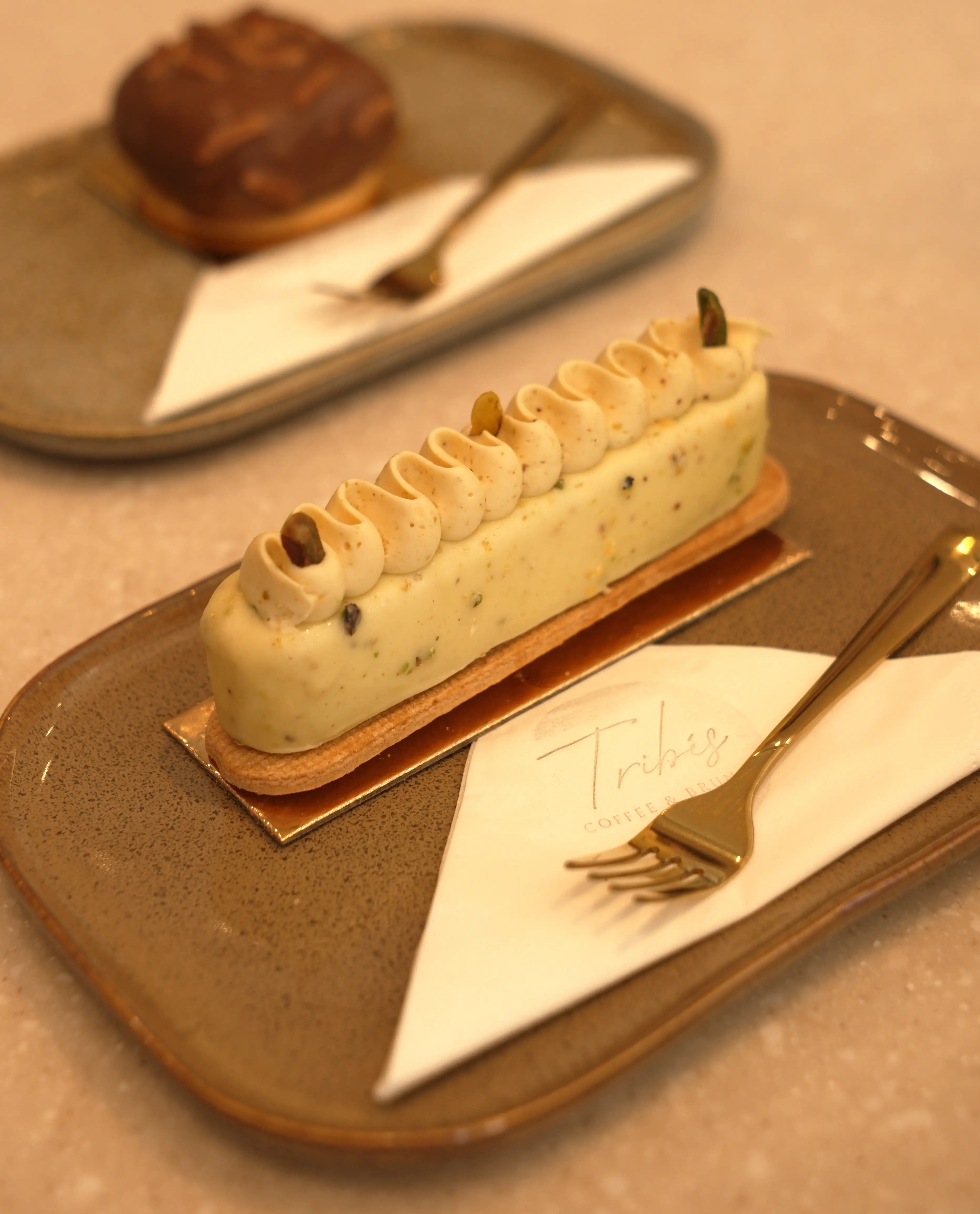bezlepkovy-eclair-zakusek-kavarna-tribes-olomouc.webp