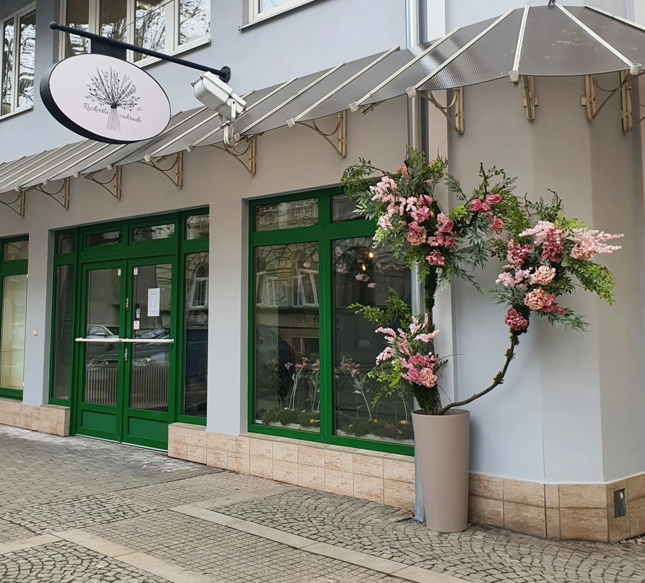 kvetinarstvi-olomouc-rozkvetla-zahrada.webp